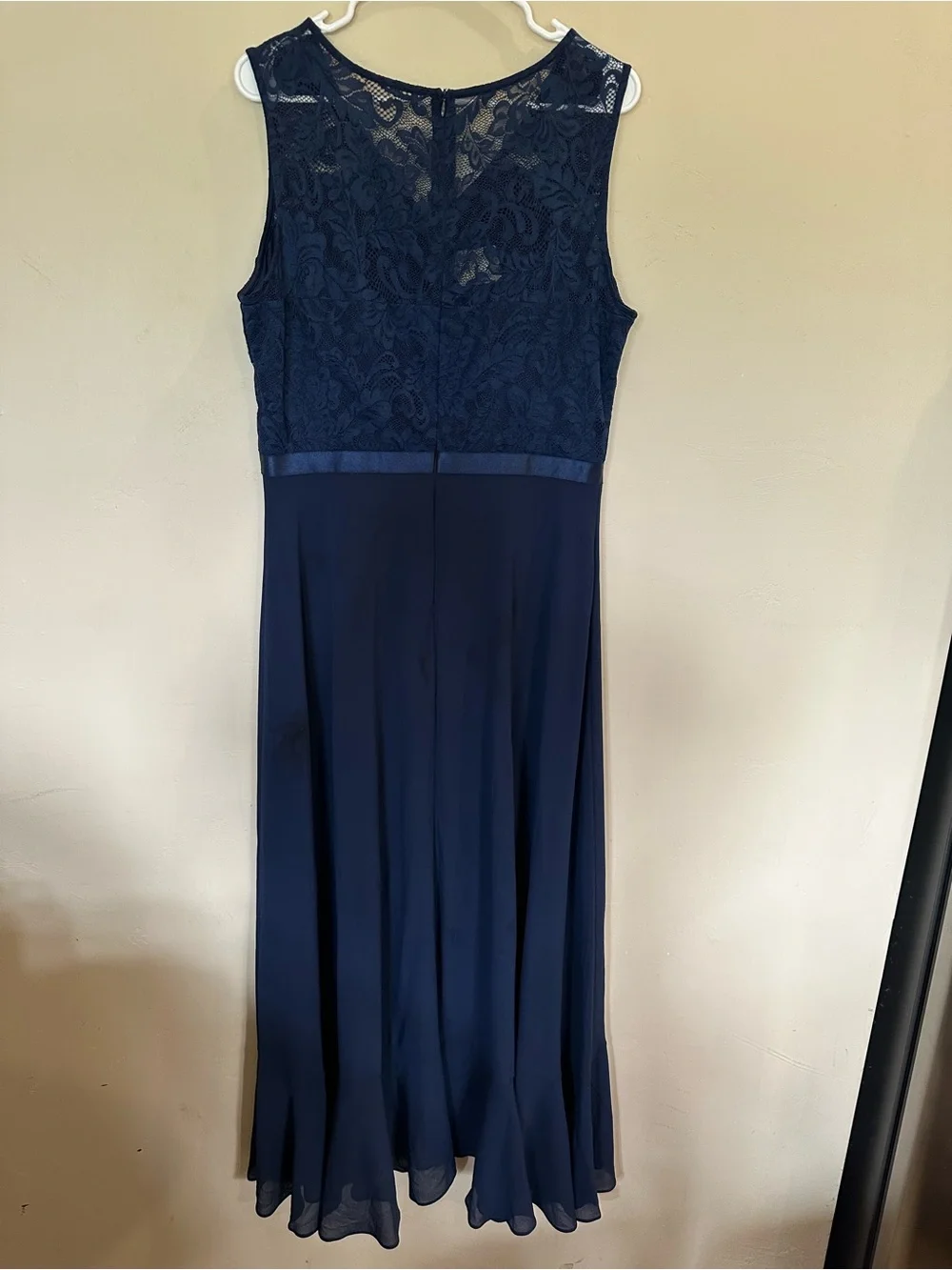 Meetjen Plus-Size Navy Lace & Chiffon V-Neck Dress - Picture 3 of 5